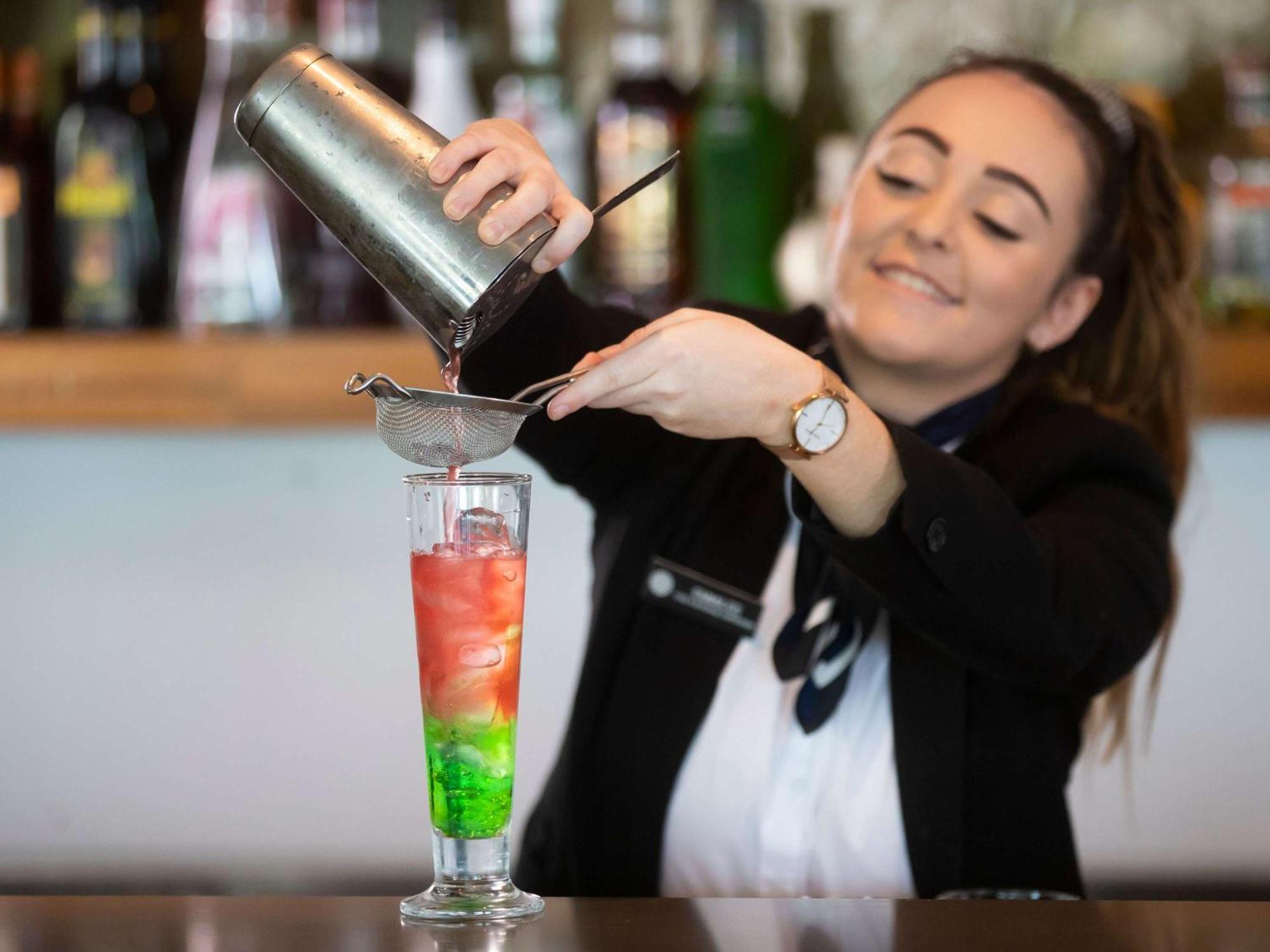 Pullman Magenta Shores Resort Entrance Exterior photo A bartender preparing a cocktail